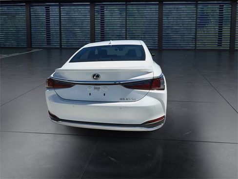 Used 2025 Lexus ES 300h w/ Luxury Package image 7