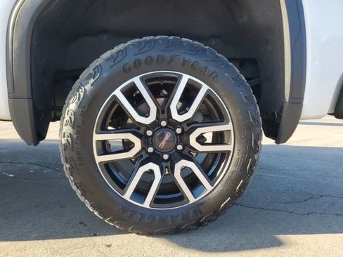 Used 2023 GMC Sierra 1500 AT4 w/ AT4 Premium Package AWD/4WD image 9