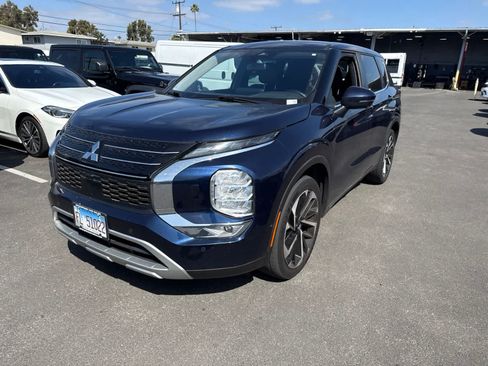 Used 2023 Mitsubishi Outlander SE AWD/4WD image 1
