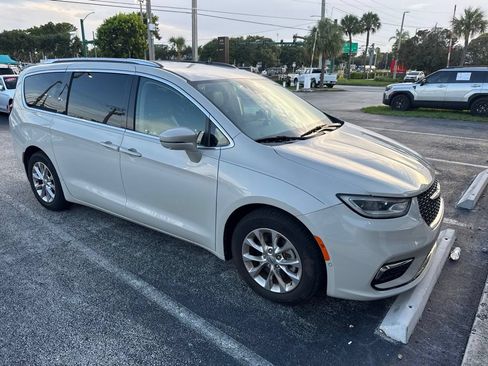 Used 2021 Chrysler Pacifica Touring-L w/ Uconnect Theater Family Group FWD image 3