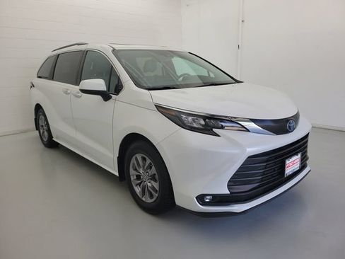 Used 2025 Toyota Sienna XLE FWD image 4