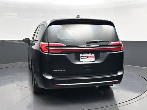 Used 2023 Chrysler Pacifica Touring-L FWD image 4