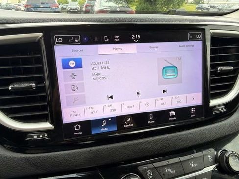Used 2023 Chrysler Pacifica Touring-L FWD image 19