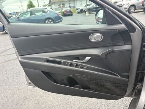 Used 2022 Hyundai Elantra SEL FWD image 3