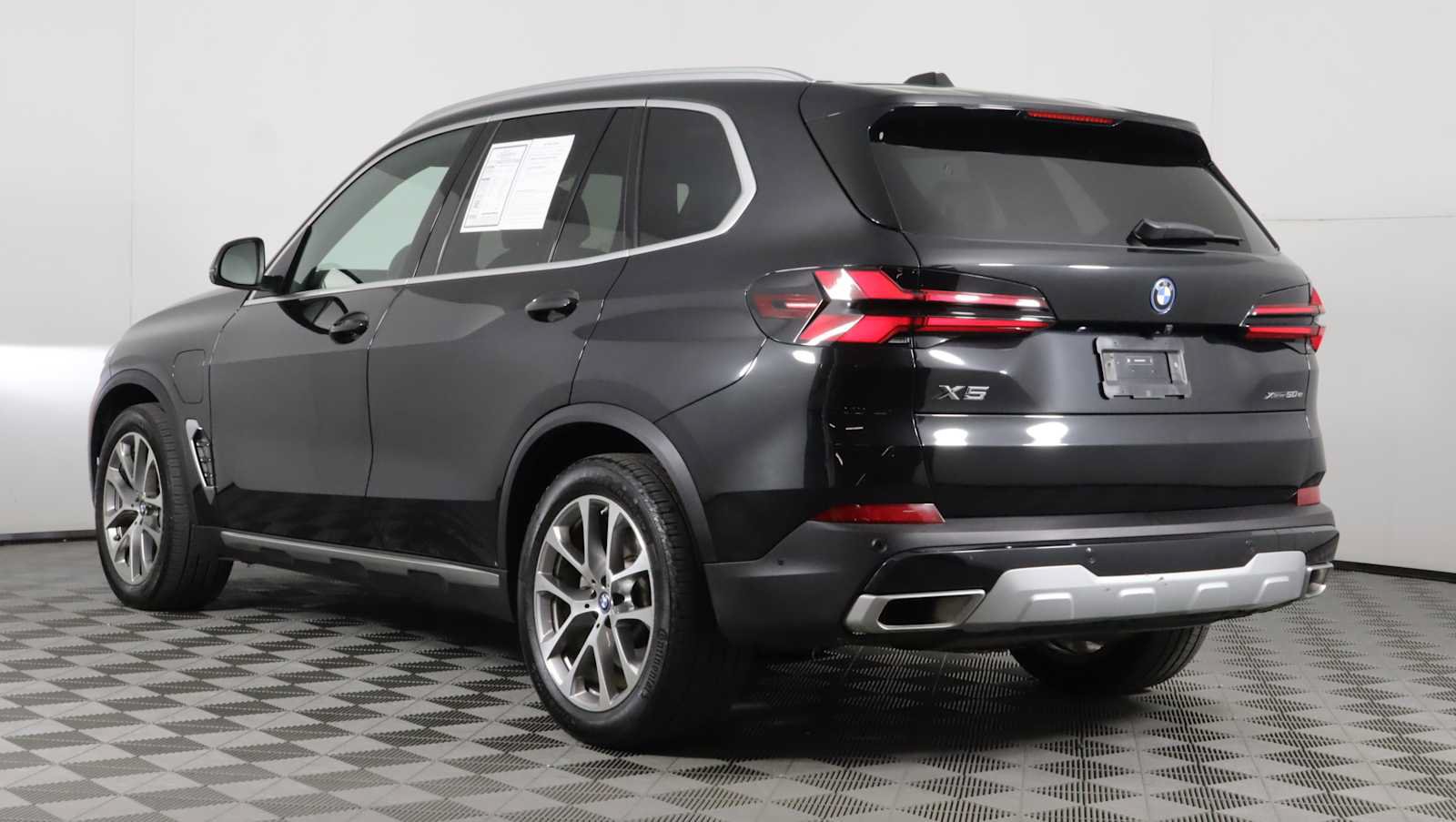 Used 2025 BMW X5 xDrive50e AWD/4WD image 4