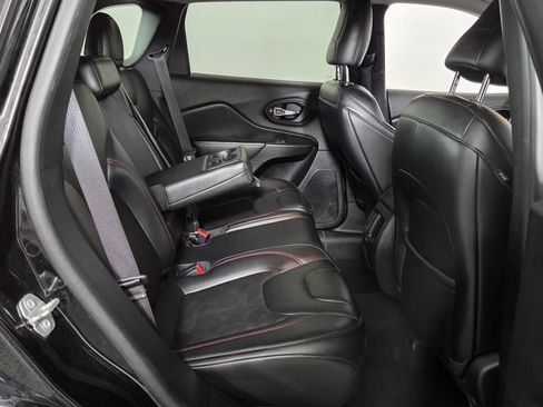 Used 2020 Jeep Cherokee Trailhawk AWD/4WD image 30
