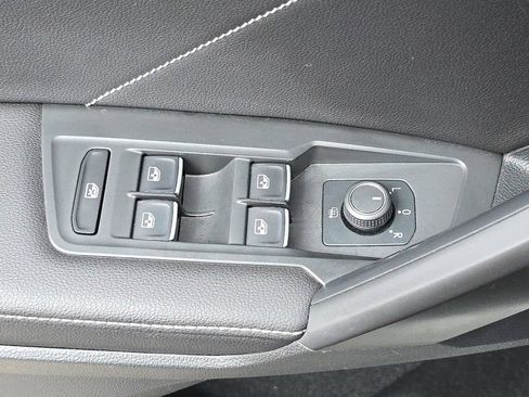 Used 2024 Volkswagen Tiguan SE w/ Panoramic Sunroof Package FWD image 23