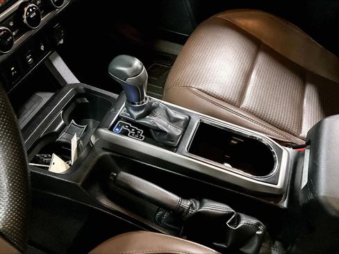 Used 2016 Toyota Tacoma Limited w/ Towing Package image 16