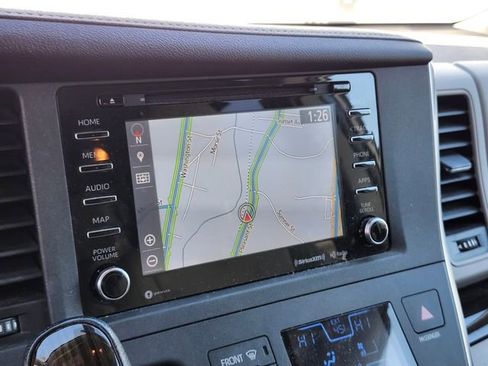 Used 2018 Toyota Sienna XLE Premium w/ Carpet Mat Package image 23