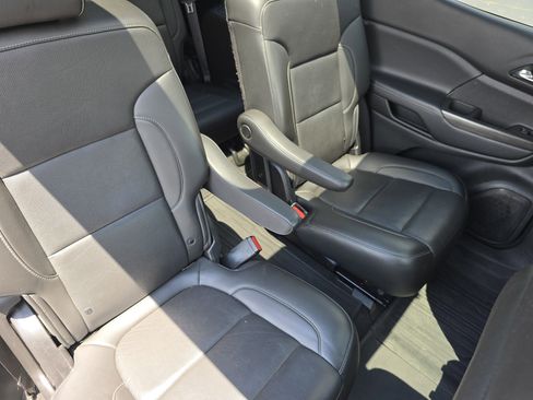 Used 2021 GMC Acadia SLT w/ Premium Package FWD image 29