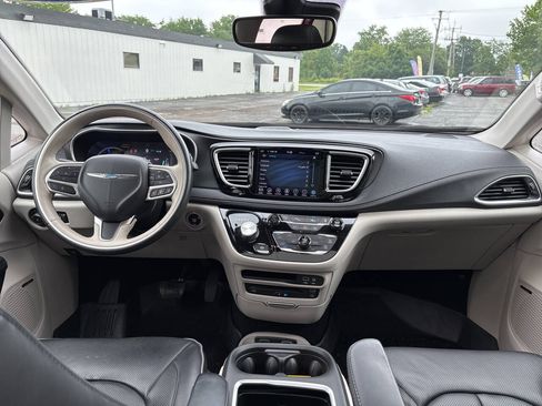 Used 2020 Chrysler Pacifica Limited w/ Advanced Safetytec Group FWD image 26