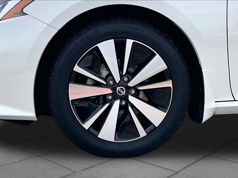 Certified 2022 Nissan Altima 2.5 SV w/ SV Premium Package FWD image 11
