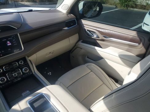 Used 2021 GMC Yukon XL Denali w/ Denali Premium Package image 18