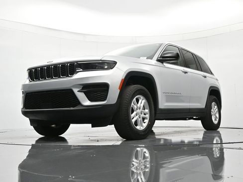 Used 2023 Jeep Grand Cherokee Laredo image 36