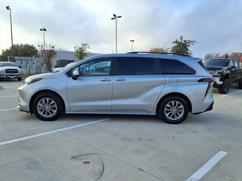Used 2024 Toyota Sienna XLE image 8