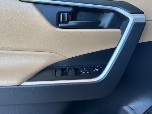 Certified 2022 Toyota RAV4 LE AWD/4WD image 13