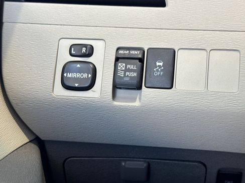 Used 2011 Toyota Sienna XLE FWD image 36