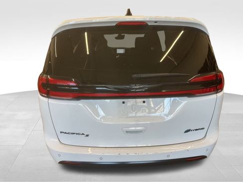Used 2024 Chrysler Pacifica Select image 16