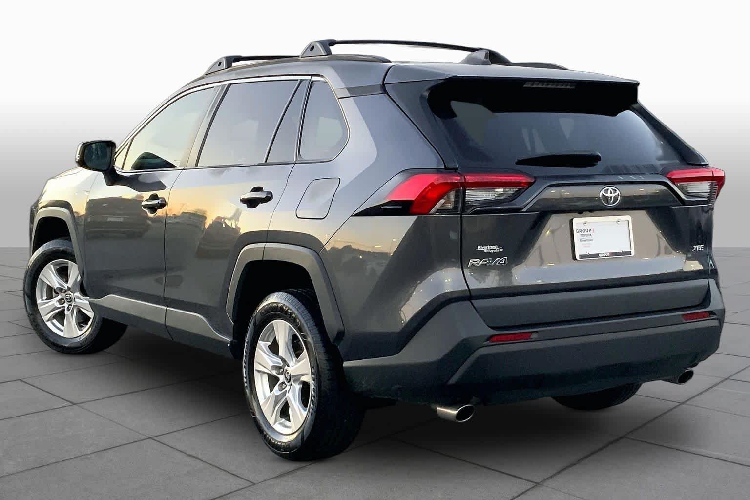 Used 2021 Toyota RAV4 XLE w/ Convenience Package FWD image 11