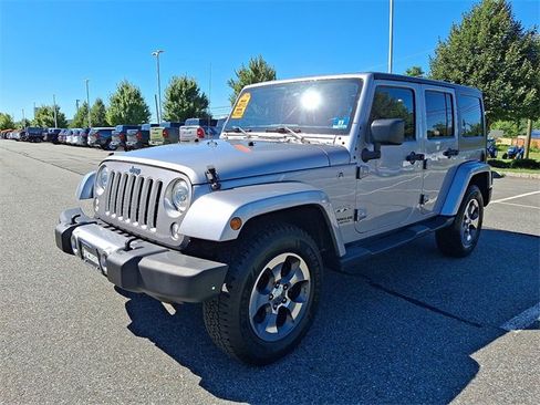 Used 2017 Jeep Wrangler Unlimited Sahara w/ Connectivity Group image 4