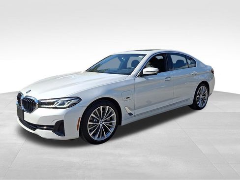 Used 2023 BMW 530e w/ Premium Package RWD image 3
