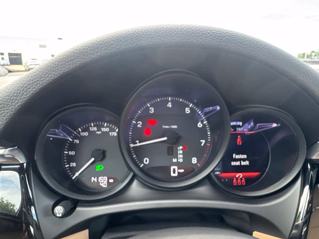 Used 2023 Porsche Macan AWD/4WD image 16