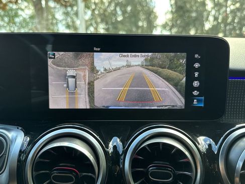 Used 2022 Mercedes-Benz GLB 250 GLB 250 image 21