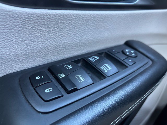 Used 2024 Chrysler Pacifica Limited FWD image 21