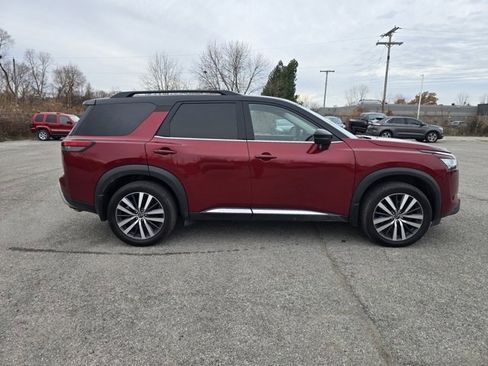 Used 2022 Nissan Pathfinder Platinum image 2