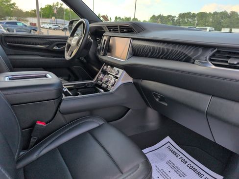 Used 2024 GMC Yukon Denali w/ Advanced Technology Package image 10