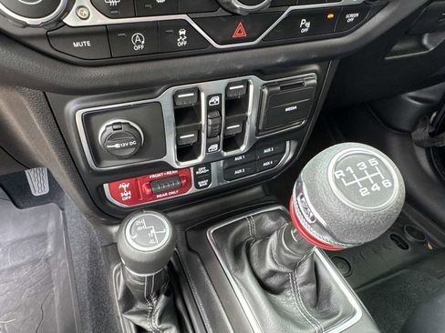 Used 2024 Jeep Wrangler Unlimited Rubicon AWD/4WD image 45