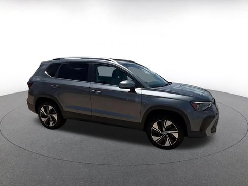 Used 2026 Volkswagen Taos SE AWD/4WD image 2