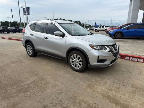 Used 2017 Nissan Rogue S FWD image 2