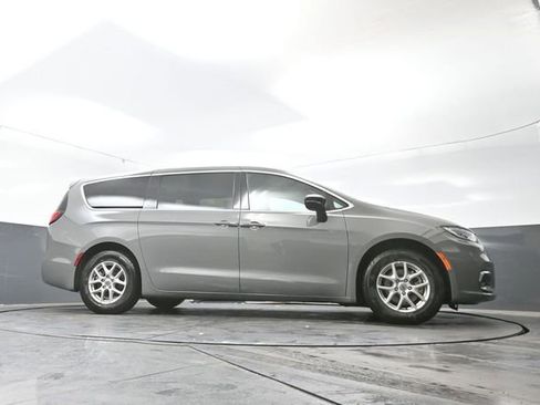 Used 2025 Chrysler Pacifica Select image 47