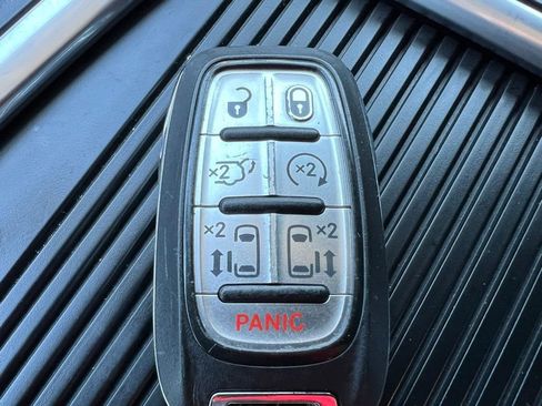 Used 2023 Chrysler Pacifica Touring-L FWD image 41