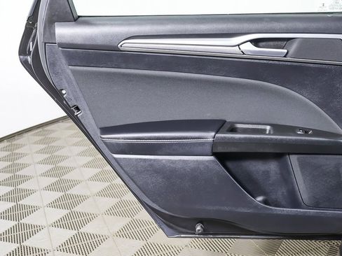 Used 2020 Ford Fusion SE image 18