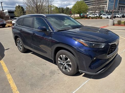 Used 2025 Toyota Highlander XLE image 2