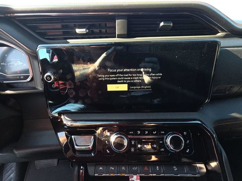Used 2023 GMC Sierra 1500 AT4 w/ Technology Package AWD/4WD image 11