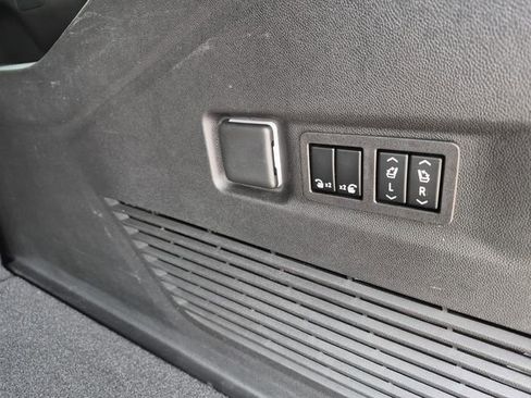 Used 2023 Chevrolet Suburban High Country AWD/4WD image 12