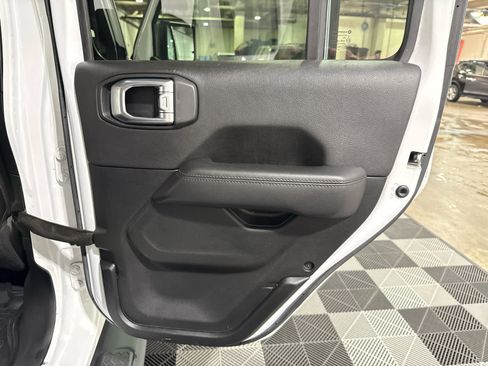 Used 2020 Jeep Wrangler Unlimited Sahara AWD/4WD image 30
