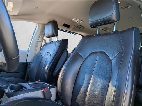 Used 2017 Chrysler Pacifica Limited image 5