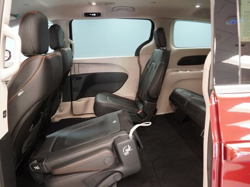 Used 2017 Chrysler Pacifica Touring-L FWD image 25