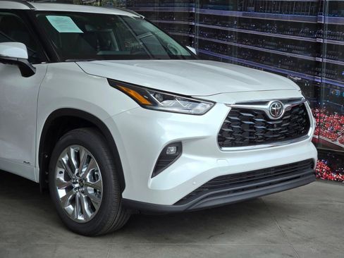 Certified 2026 Toyota Highlander Limited AWD/4WD image 2