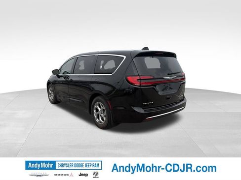 Used 2024 Chrysler Pacifica Limited w/ Uconnect Theater Family Group FWD image 5