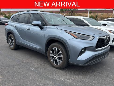 Used 2022 Toyota Highlander XLE AWD/4WD image 1