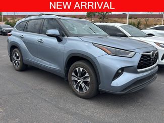 Used 2022 Toyota Highlander XLE AWD/4WD video 1