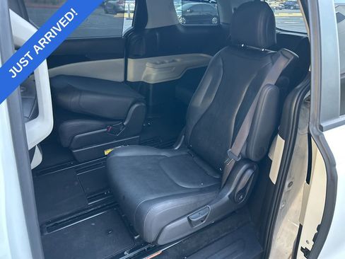 Used 2024 Kia Carnival EX image 6