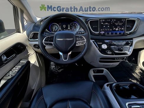 Used 2023 Chrysler Pacifica Touring-L FWD image 11