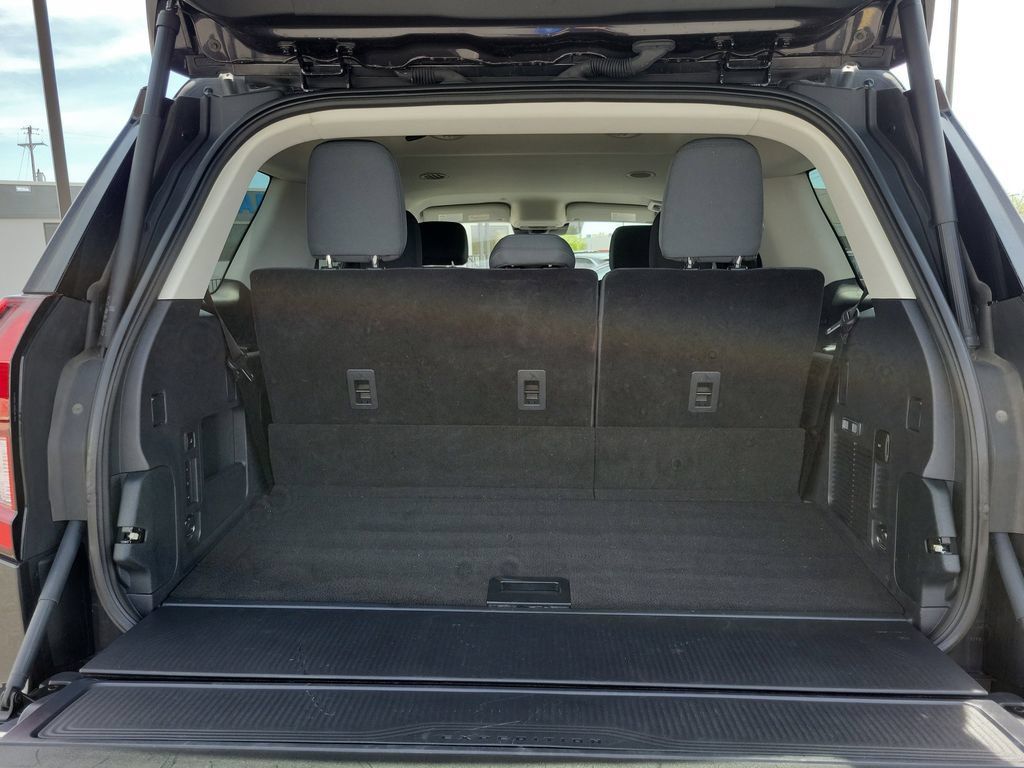 Used 2025 Ford Expedition Active RWD image 7