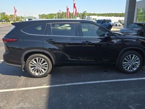 Used 2024 Toyota Highlander Platinum image 3